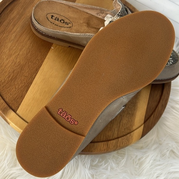 TAOS Footwear Taupe Snakeskin Royal Slider Mule New Size  8 - Picture 8 of 10